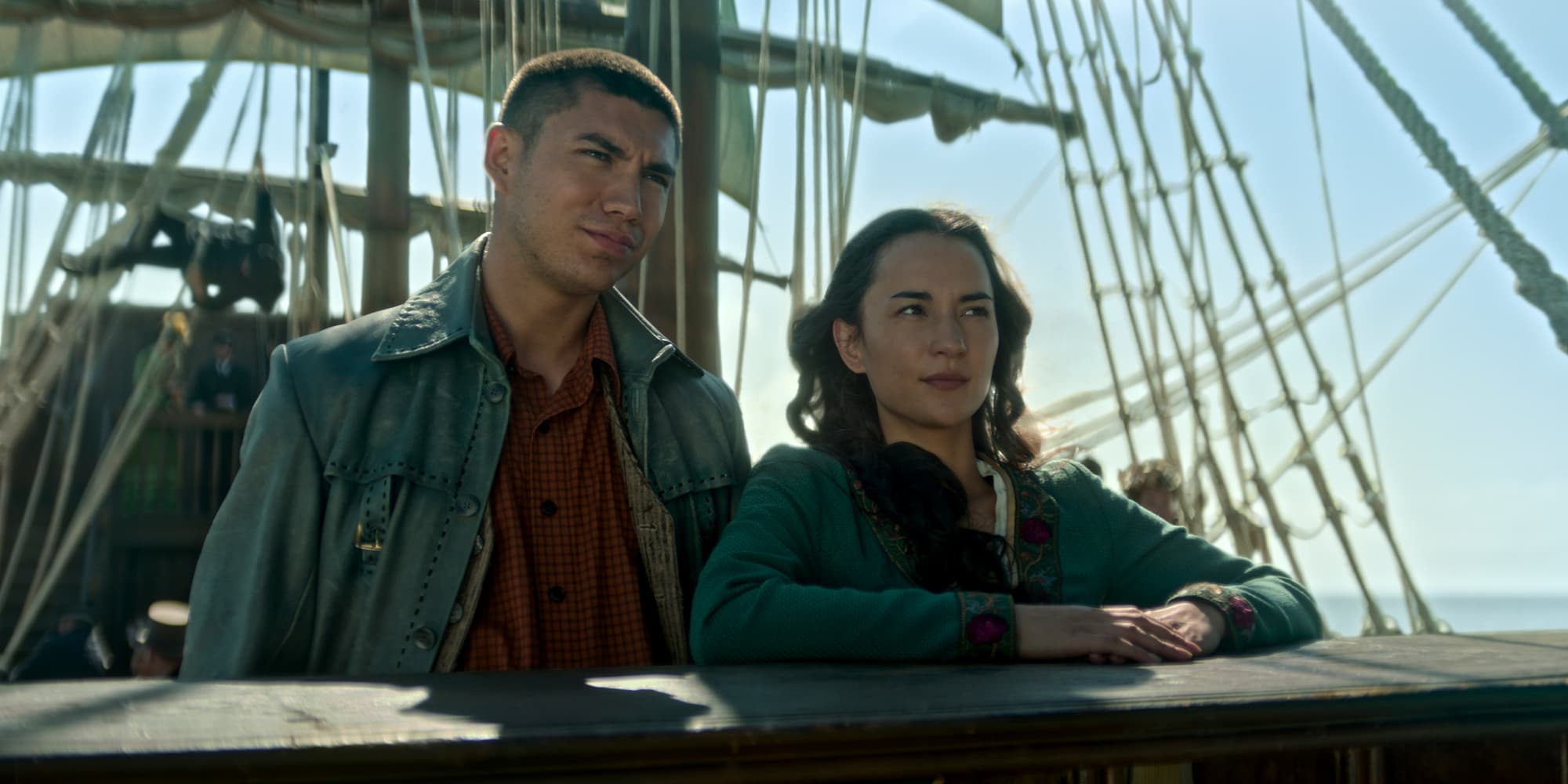 Archie Renaux (Malyen Oretsev) et Jessie Mei Li (Alina Starkov) dans le 1er épisode de la saison 2 de "Shadow & Bone".