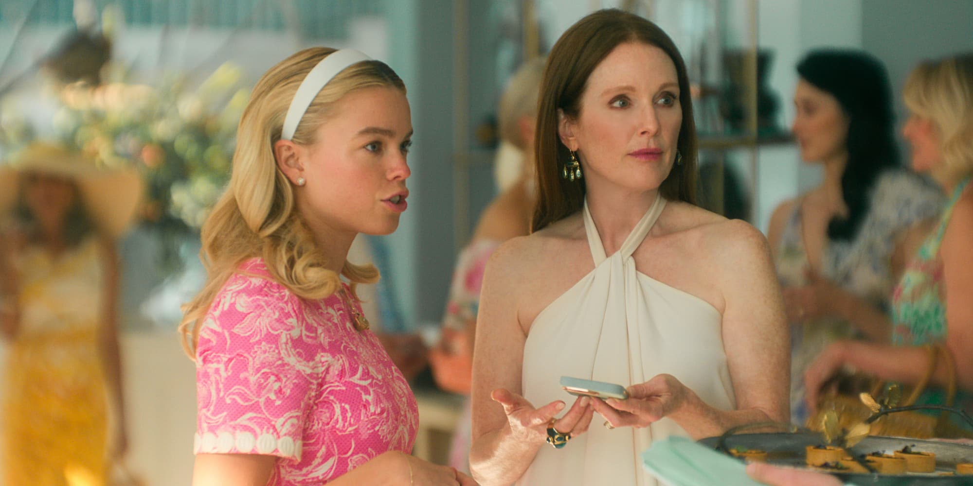 Milly Alcock et Julianne Moore dans la mini-série ''Sirens''.