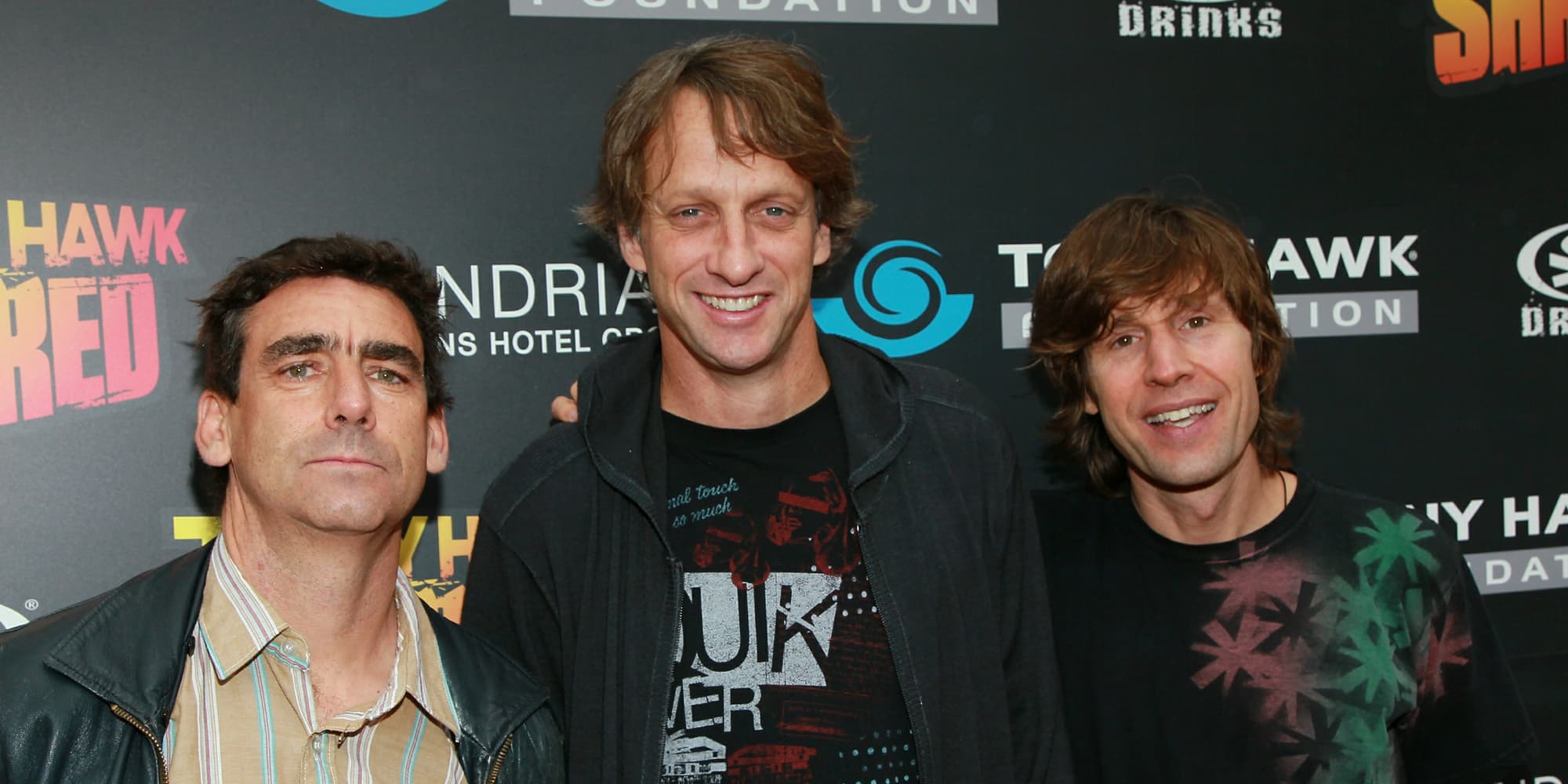 Tony Hawk (au centre) et Rodney Mullen (à droite), aux côtés de Lance Mountain (à gauche) à Beverly Hills  lors d’une soirée de la fondation Tony Hawk en 2010.