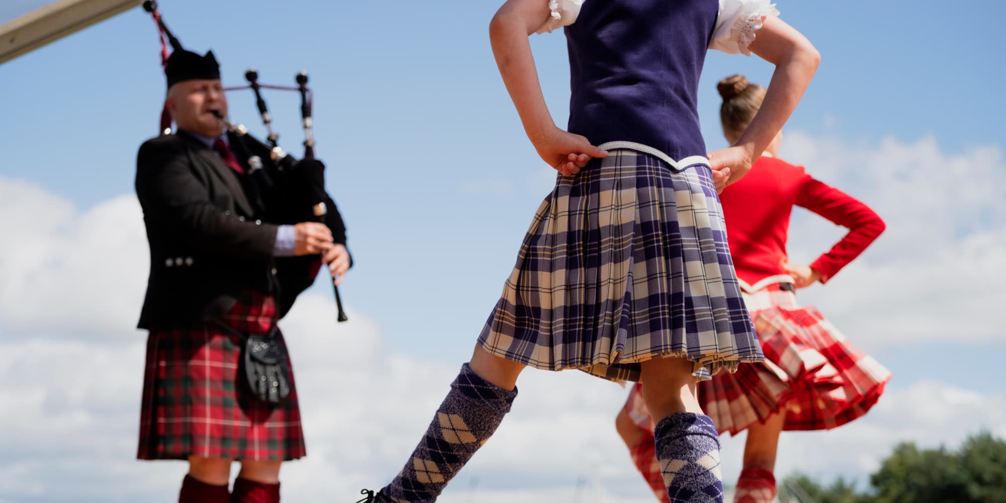 On chante et on s'amuse au son de la cornemuse durant les Highland Games