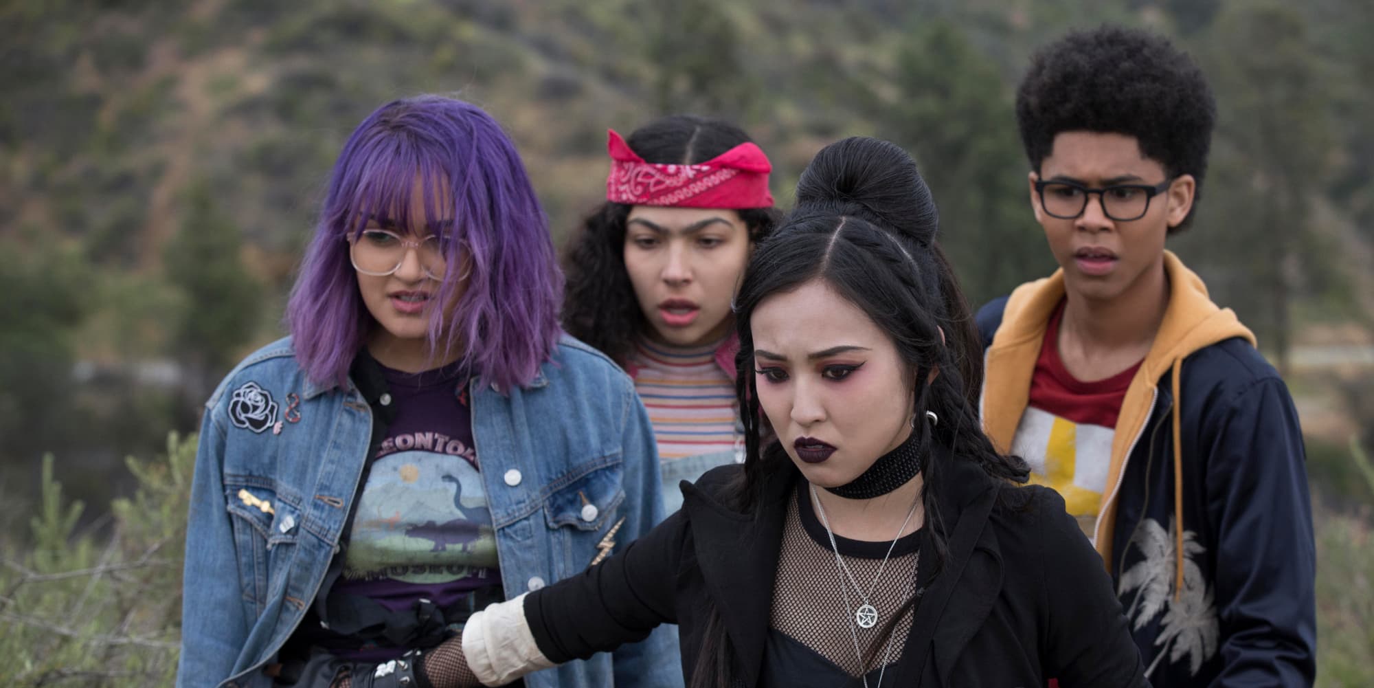 Les jeunes super-héros de la série Marvel’s Runaways, menés notamment par Alex Wilder (Rhenzy Feliz) et Nico Minoru (Lyrica Okano).