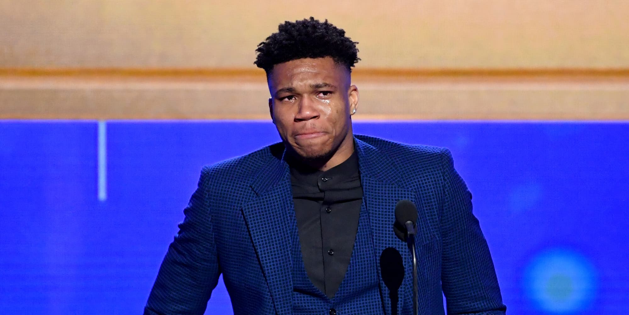Le Grec, qui évolue en tant qu'ailier au sein des Milwaukee Bucks, est ému aux larmes en recevant le plus prestigieux des trophées des NBA Awards, celui du "Most Valuable Player of the Year", soit le Meilleur joueur de l'année.