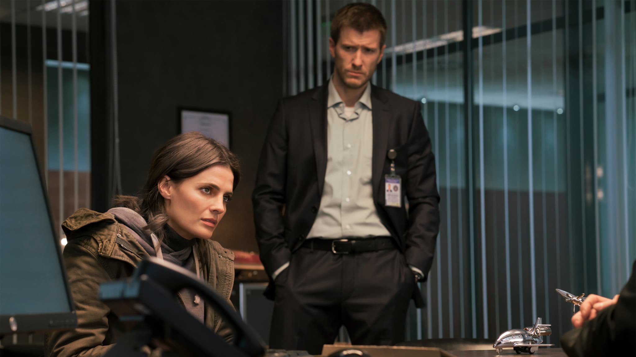 Emily Byrne (Stana Katic) et Nick Durand (Patrick Heusinger) dans la série Absentia diffusée en France sur Altice Studio et SFR Play VOD illimitée.