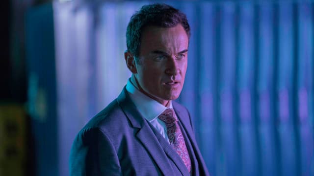 Le terrible Jonah incarné par Julian McMahon dans Marvel's Runaways.