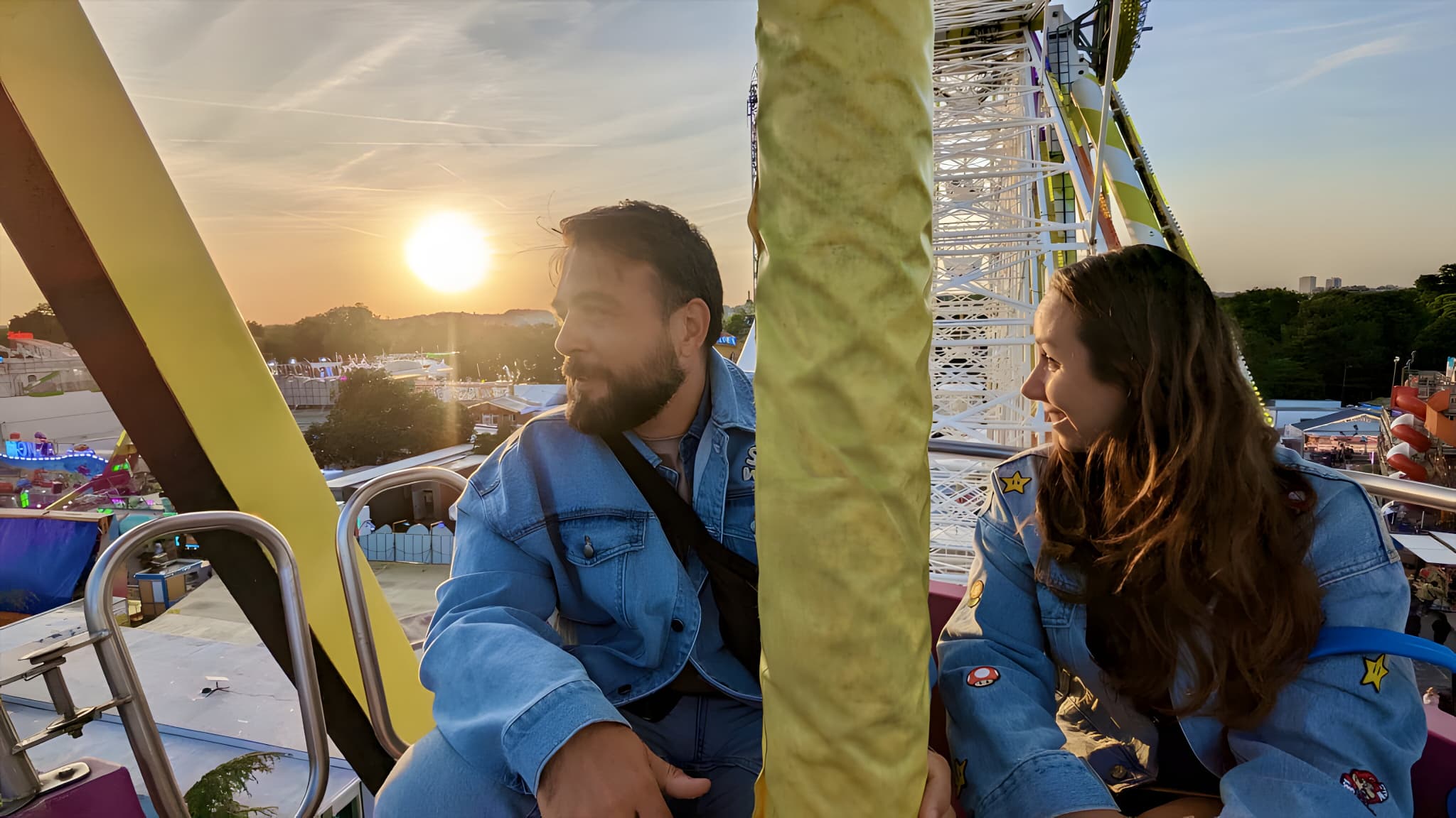 Coucher de soleil sur la Foire du Trône, vu depuis la grande roue. Coucher de soleil sur la Foire du Trône, vu depuis la grande roue.