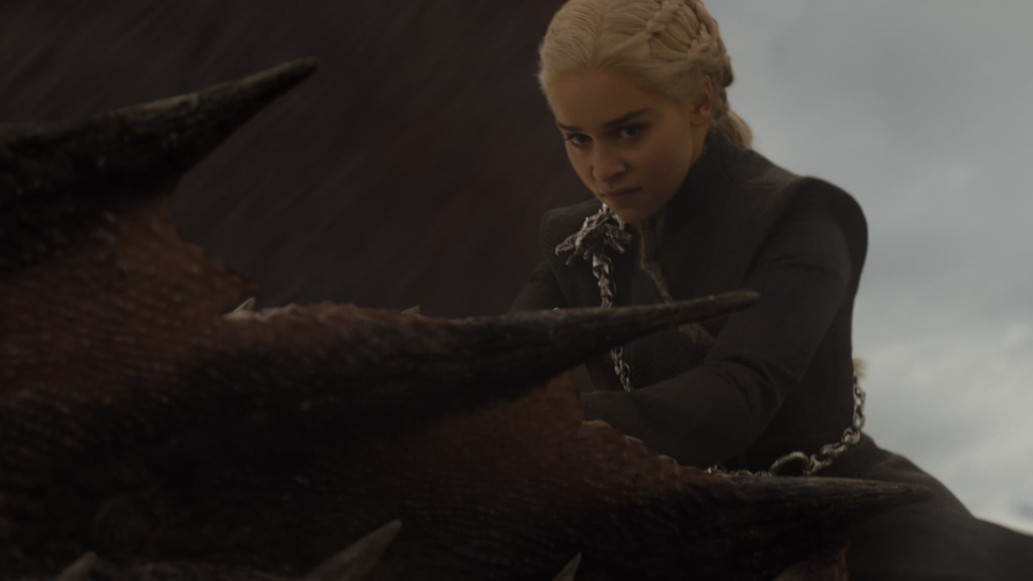 Daenerys Targaryen (Emilia Clarke) chevauche Drogon dans la série Game of Thrones.