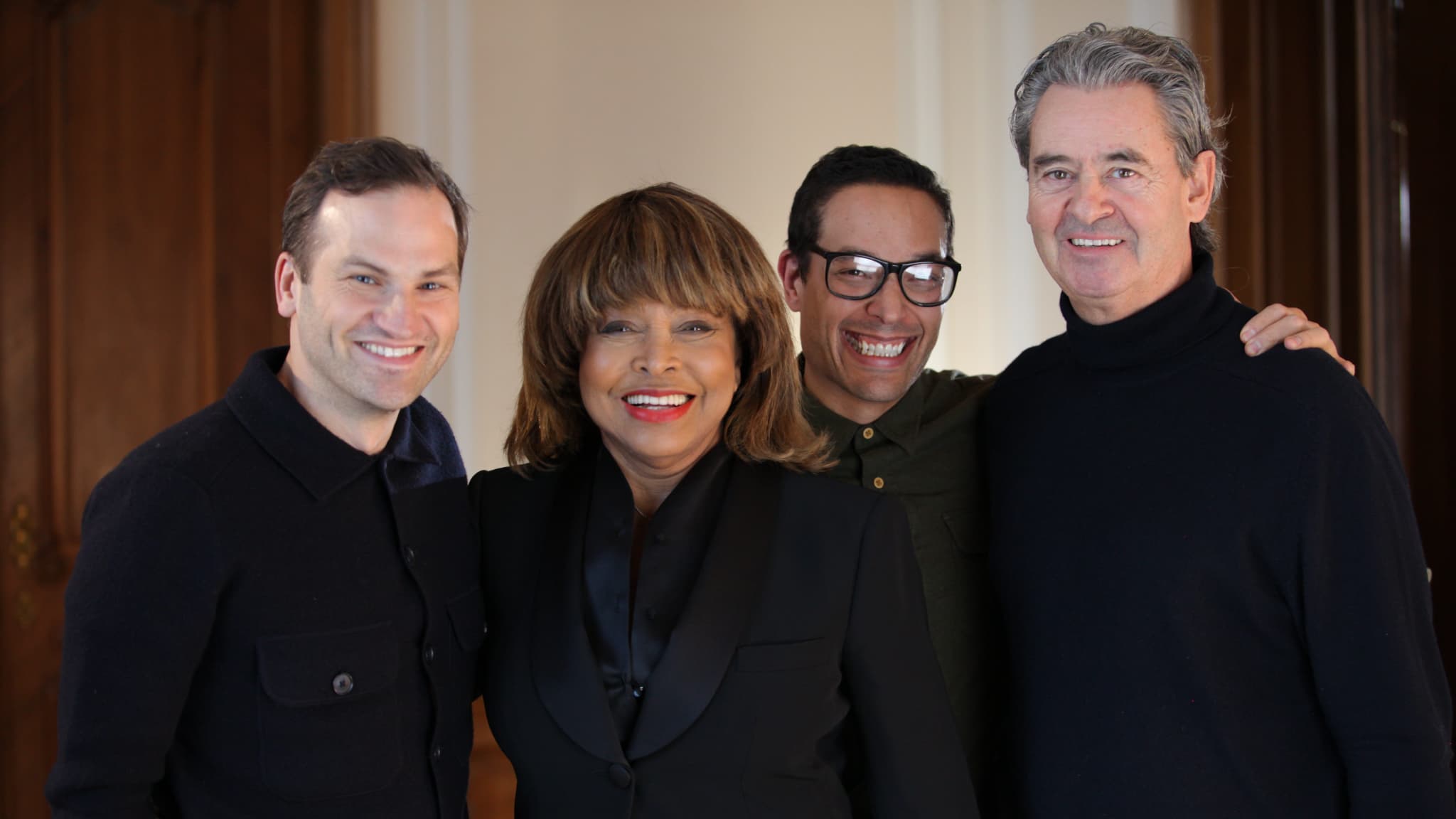 Les réalisateurs Dan Lindsay (à gauche) et T. J. Martin (au centre) aux côtés de Tina Turner et son époux Erwin Bach. Les réalisateurs Dan Lindsay (à gauche) et T. J. Martin (au centre) aux côtés de Tina Turner et son époux Erwin Bach.