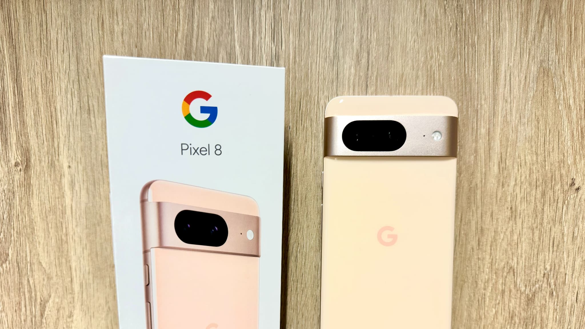 Le Pixel 8 fraîchement sorti de sa boîte, avec sa bande horizontale abritant le module photo. Le Pixel 8 fraîchement sorti de sa boîte, avec sa bande horizontale abritant le module photo.