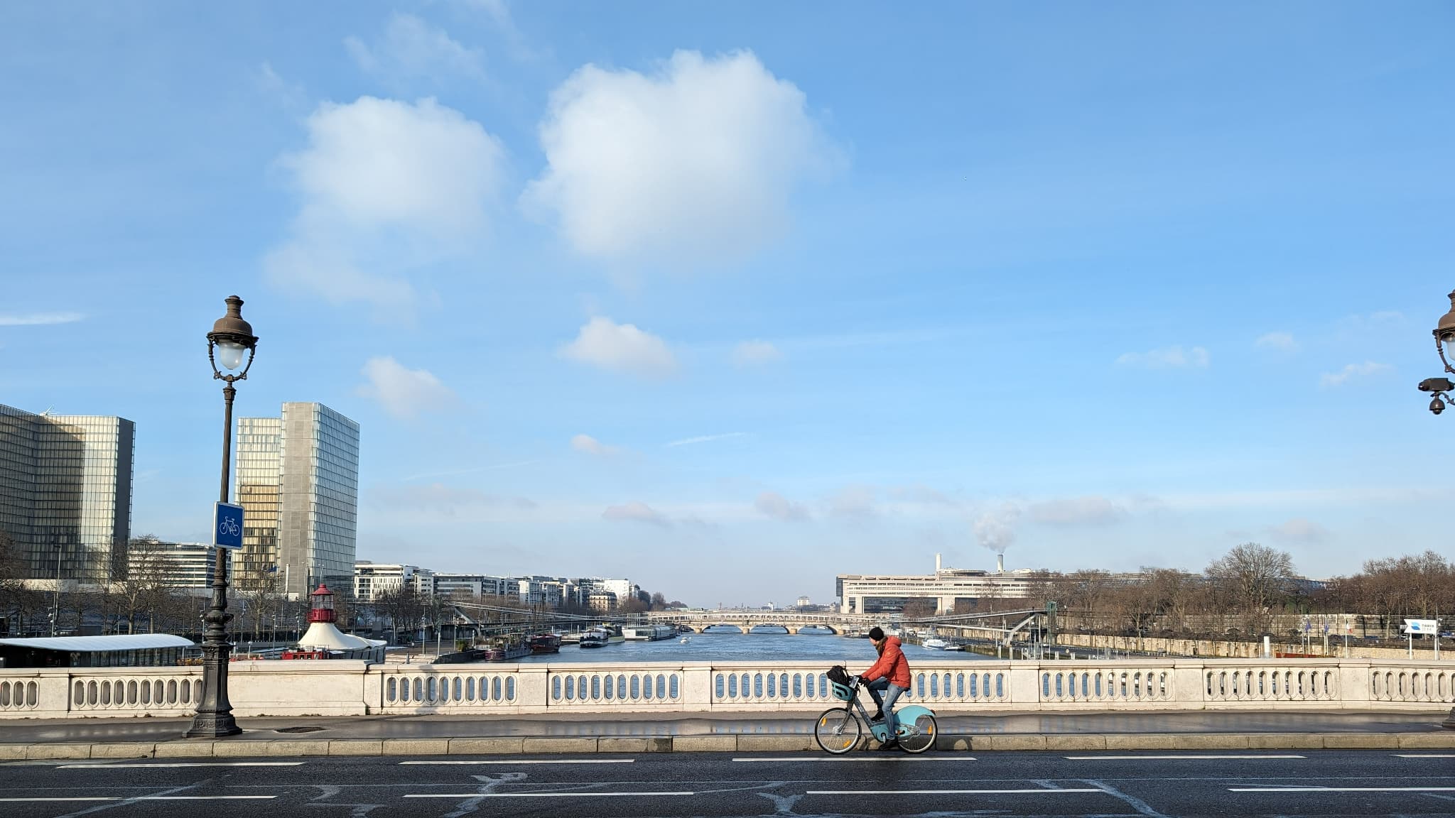 Sur cette photo, nous allons, à l'aide la Gomme magique de Google, ''effacer'' le cycliste. Sur cette photo, nous allons, à l'aide la Gomme magique de Google, ''effacer'' le cycliste.