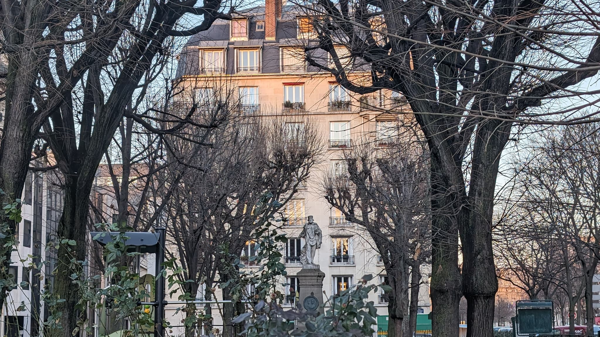 Avec le zoom x2, nous commençons à apercevoir un peu mieux la statue... Avec le zoom x2, nous commençons à apercevoir un peu mieux la statue...