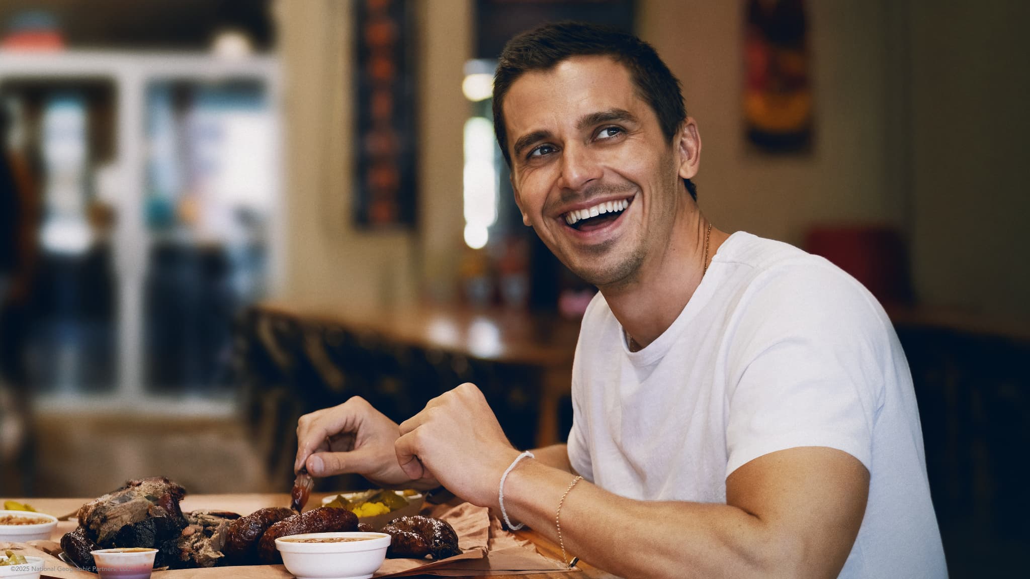 Antoni Porowski part à la découverte de mets culinaires du monde entier en compagnie de célébrités dans "Les Racines du goût avec Antoni Porowski". 