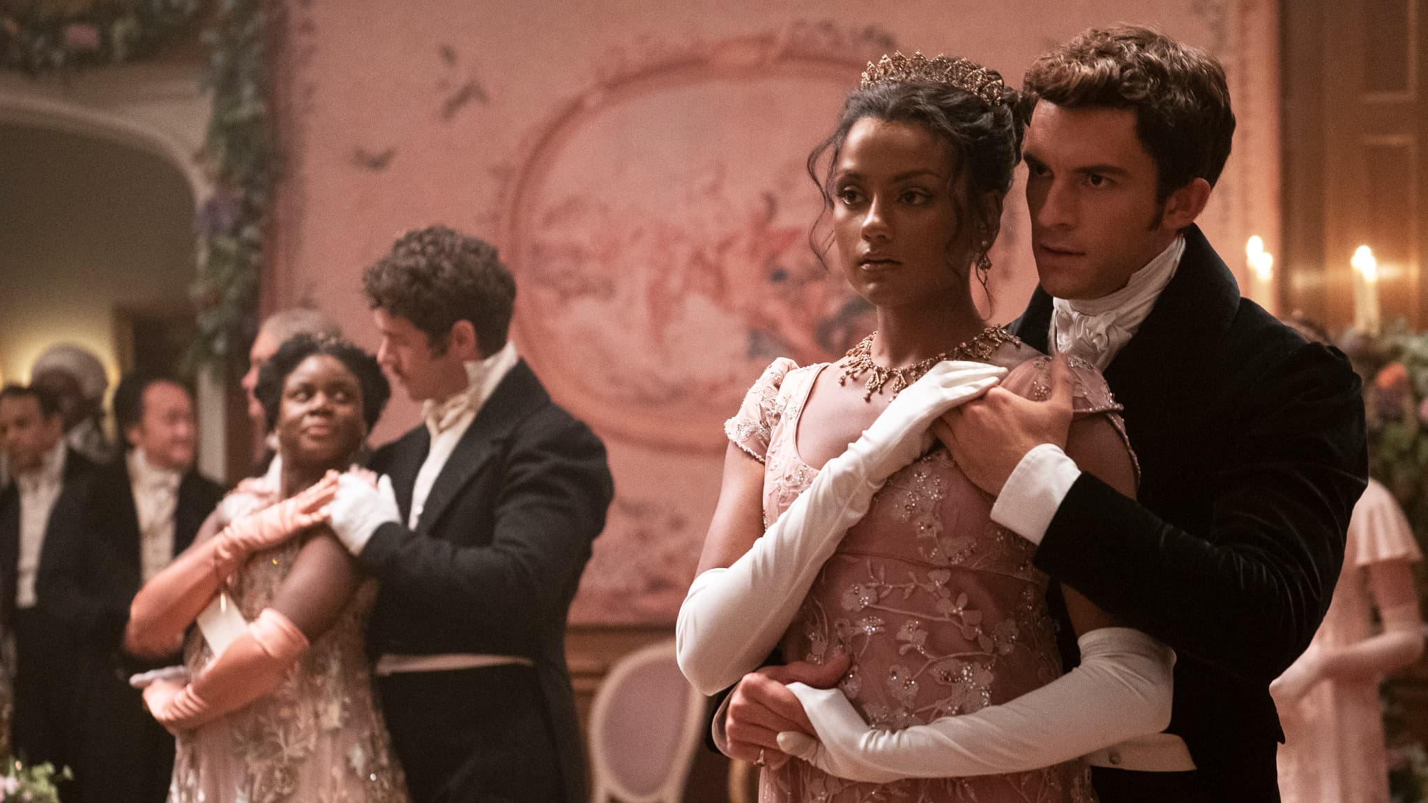 Kate Sharma et Anthony Brdigerton dans la saison de La Chronique des Bridgerton sur Netflix Kate Sharma et Anthony Brdigerton dans la saison de La Chronique des Bridgerton sur Netflix