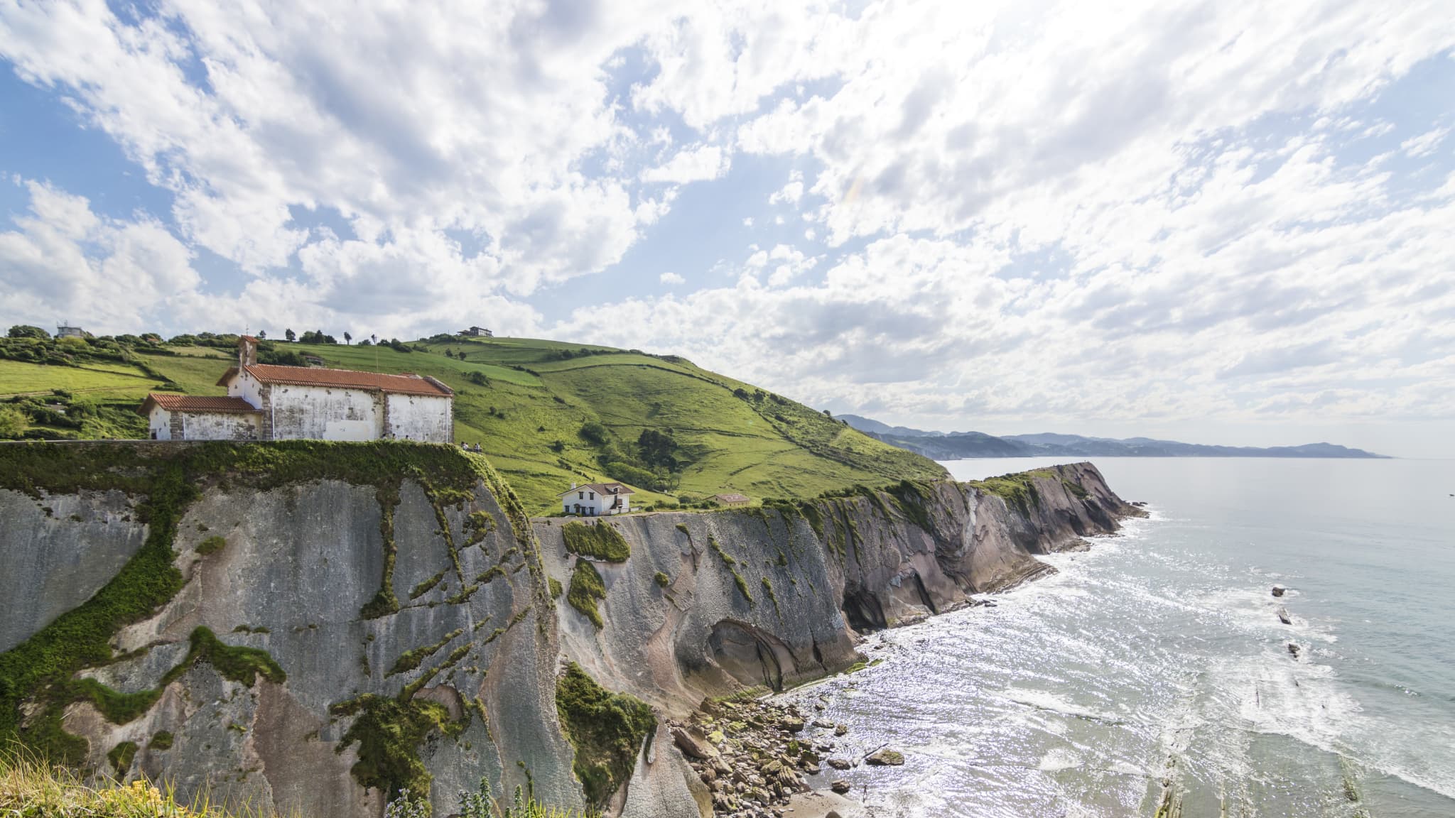 La plage d’Itzurun, en Espagne, sur laquelle a été placé le château de Peyredragon dans Game of Thrones. La plage d’Itzurun, en Espagne, sur laquelle a été placé le château de Peyredragon dans Game of Thrones.
