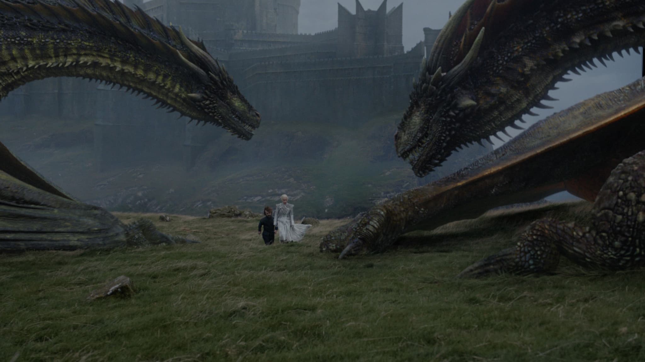 Rhaegal et Drogon, deux dragons de Daenerys, devant le château de Peyredragon, dans la série Game of Thrones.