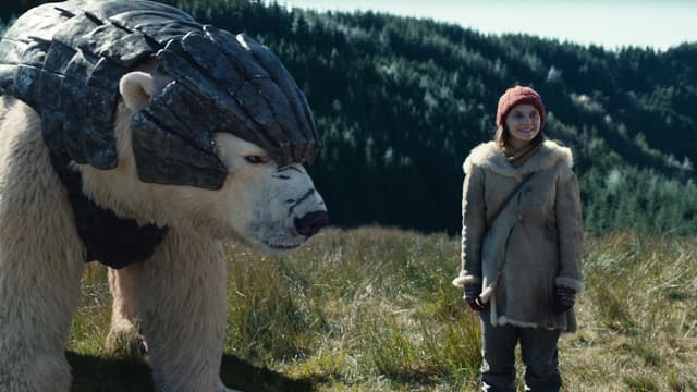 L'ours Iorek Byrnison et la jeune héroïne Lyra dans la première saison de His Dark Materials sur OCS