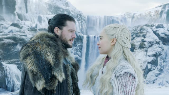 Jon Snow (Kit Harington) et Daenerys Targaryen (Emilia Clarke), plus amoureux que jamais dans le pilote de la saison 8 de Game of Thrones.