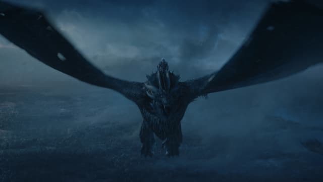Viserion, l'un des trois dragons de Daenerys dans Game of Thrones, chevauché par le Roi de la Nuit.