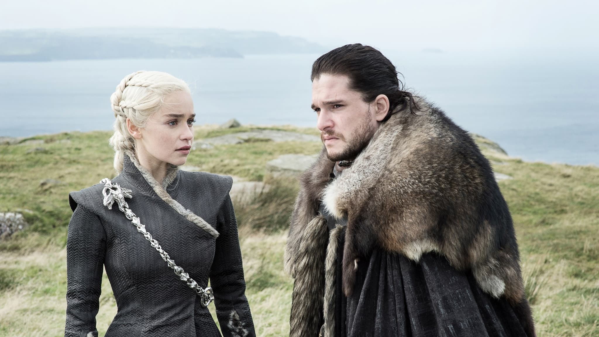 Jon Snow et Daenerys Targaryen, des prétendants solides au trône de fer dans Game of Thrones.