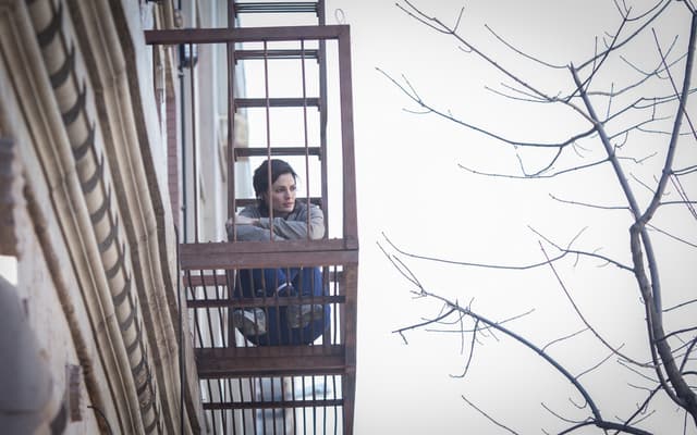 Stana Katic, dans le rôle d’Emily Byrne, la star de la série Absentia diffusée sur Altice Studio.