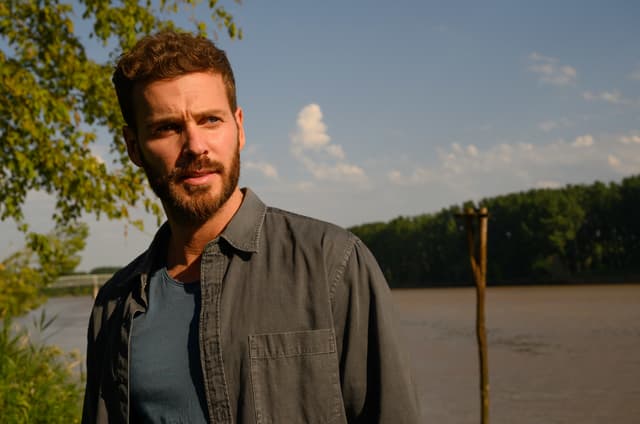 Matt Pokora joue Axel, l'un des personnages principaux du téléfilm "Le Premier oublié".
