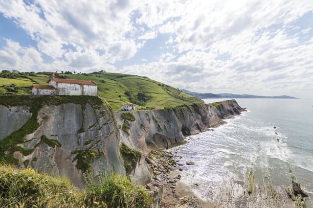 La plage d’Itzurun, en Espagne, sur laquelle a été placé le château de Peyredragon dans Game of Thrones.