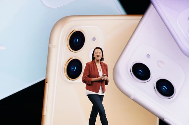 Kaiann Drance présente le double appareil photo de l’iPhone 11 lors de la keynote Apple en septembre 2019.
