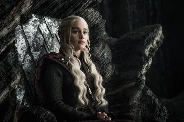 Daenerys Targaryen (Emilia Clarke), dans son château à Peyredragon, dans Game of Thrones.