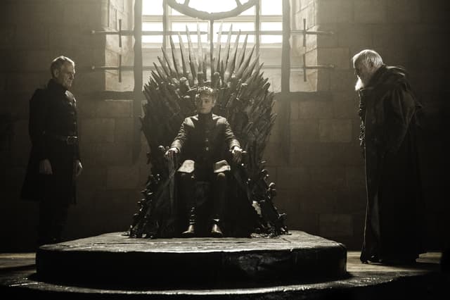 Le trône de fer en aura rendu fou plus d'un. C'est partiellement le cas de Tommen Baratheon ! Le trône de fer en aura rendu fou plus d'un. C'est partiellement le cas de Tommen Baratheon !