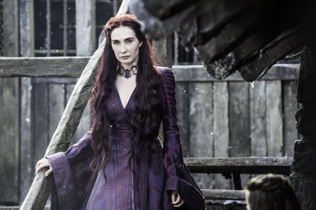 Mélisandre (Carice van Houten), prêtresse rouge, fidèle de R’hllor, qui pourrait avoir un rôle à jouer dans la prophétie d’Azor Ahai.