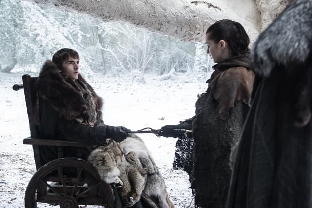 Bran Stark remet à sa soeur, Arya, un poignard en acier valyrien ayant appartenu à Littlefinger.