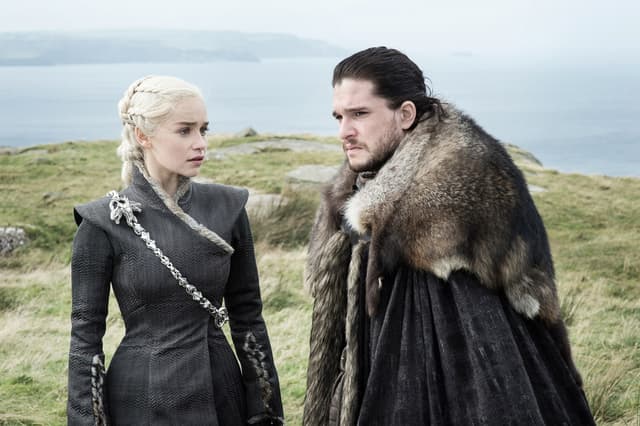 Jon Snow et Daenerys Targaryen, des prétendants solides au trône de fer dans Game of Thrones.