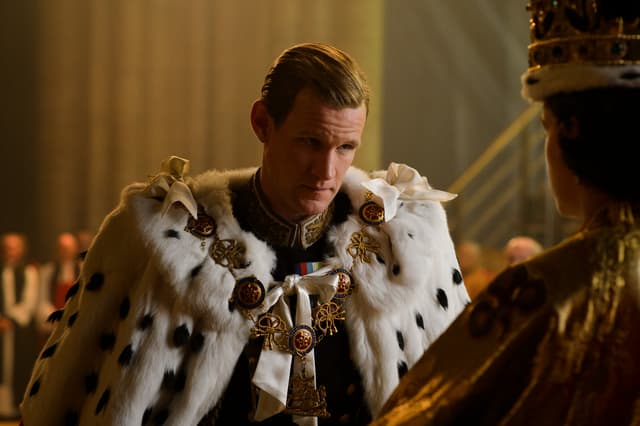 Matt Smith, à genoux devant Claire Foy pour le couronnement, dans la saison 1 de "The Crown".