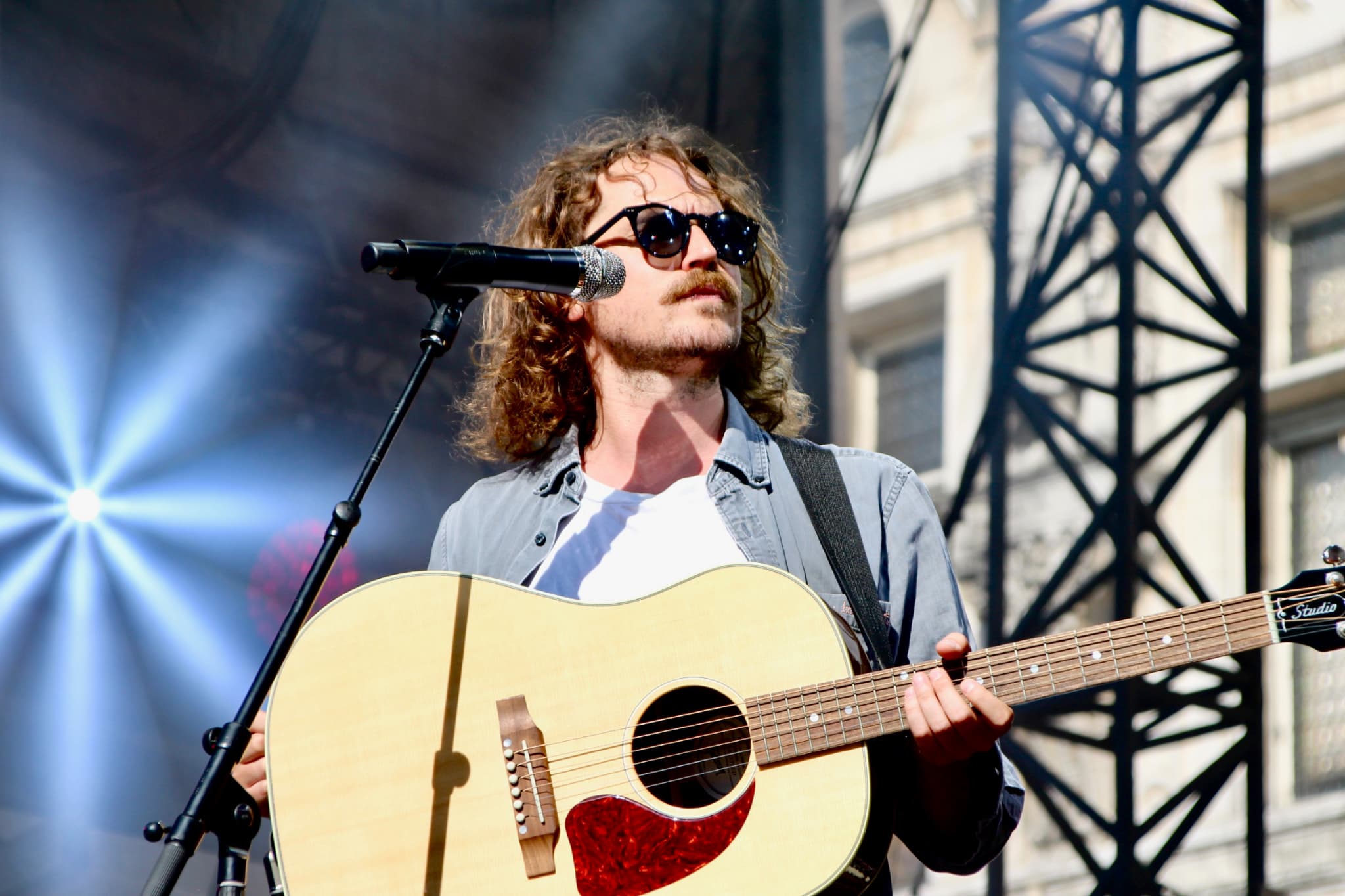 Lunettes de soleil obligatoires sur la scène du Fnac Live Paris pour Thomas de Pépite. Lunettes de soleil obligatoires sur la scène du Fnac Live Paris pour Thomas de Pépite.