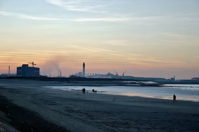 D'énigmatiques silhouettes capturées sur la plage de Malo-les-Bains à Dunkerque.