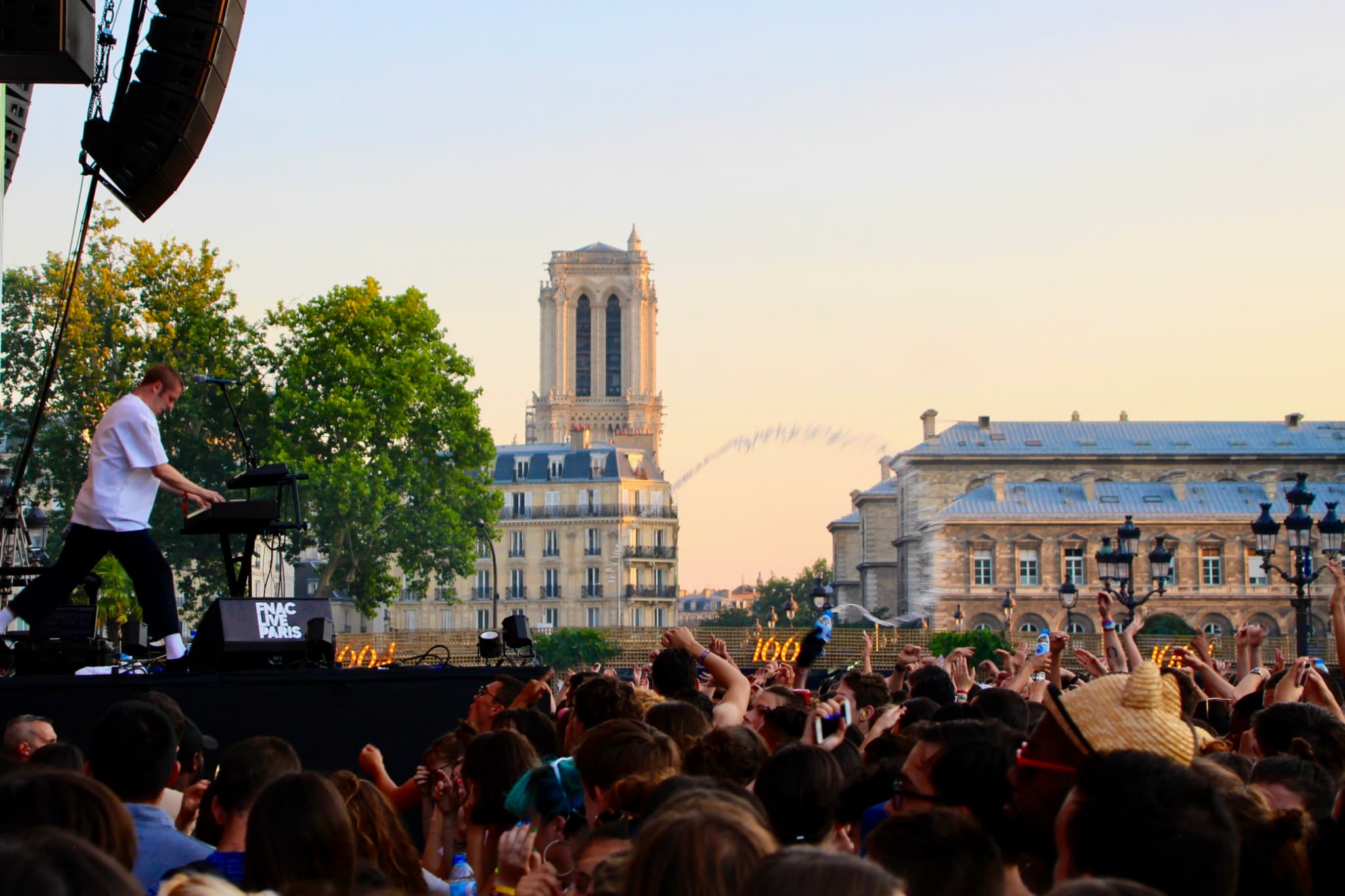 Le public a résisté à la chaleur pour découvrir le set de Hervé. Le public a résisté à la chaleur pour découvrir le set de Hervé.