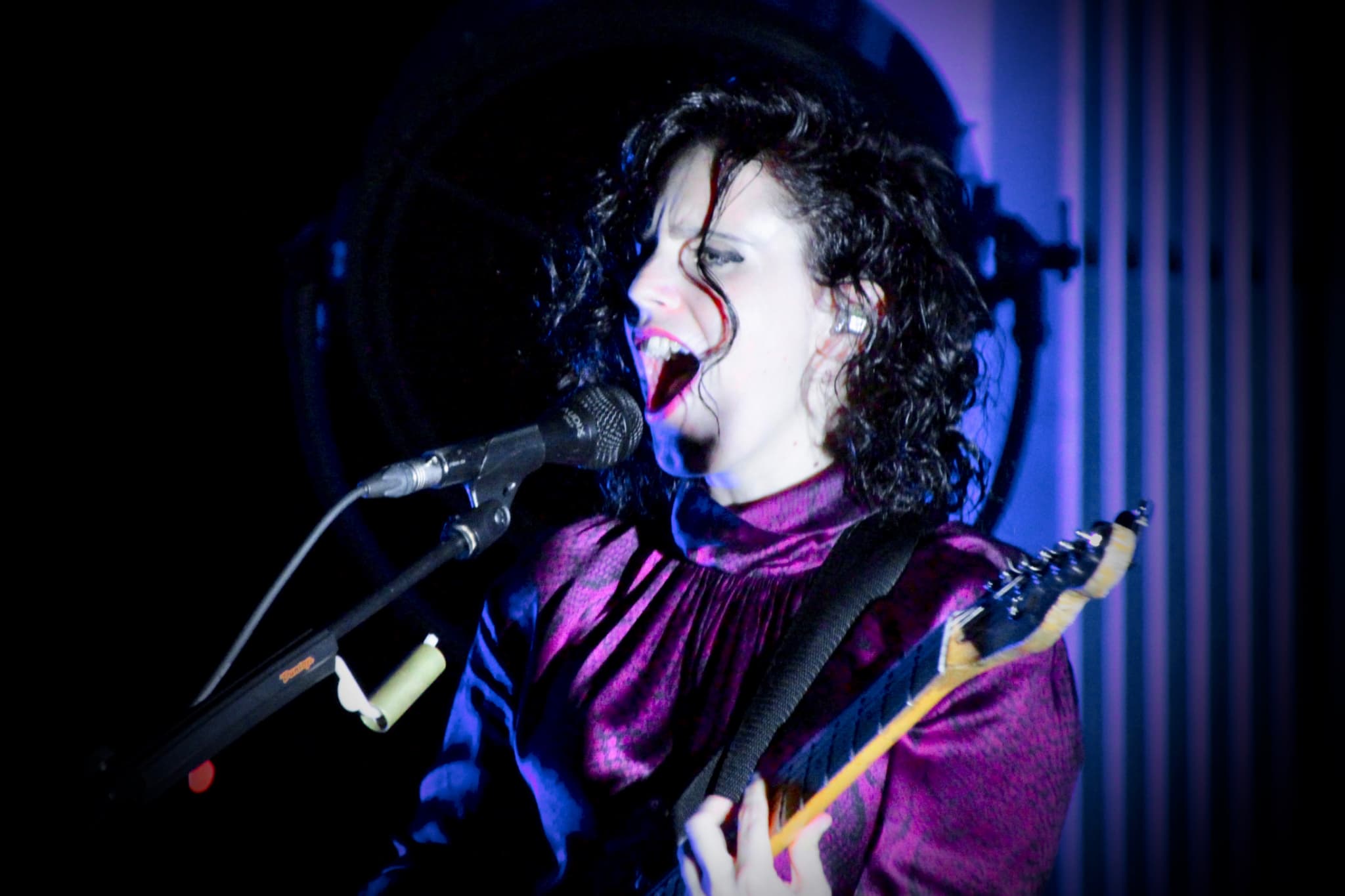 Anna Calvi a démontré ses prouesses vocales, comme quelques solos de guitare, aux privilégiés du Salon. Anna Calvi a démontré ses prouesses vocales, comme quelques solos de guitare, aux privilégiés du Salon.