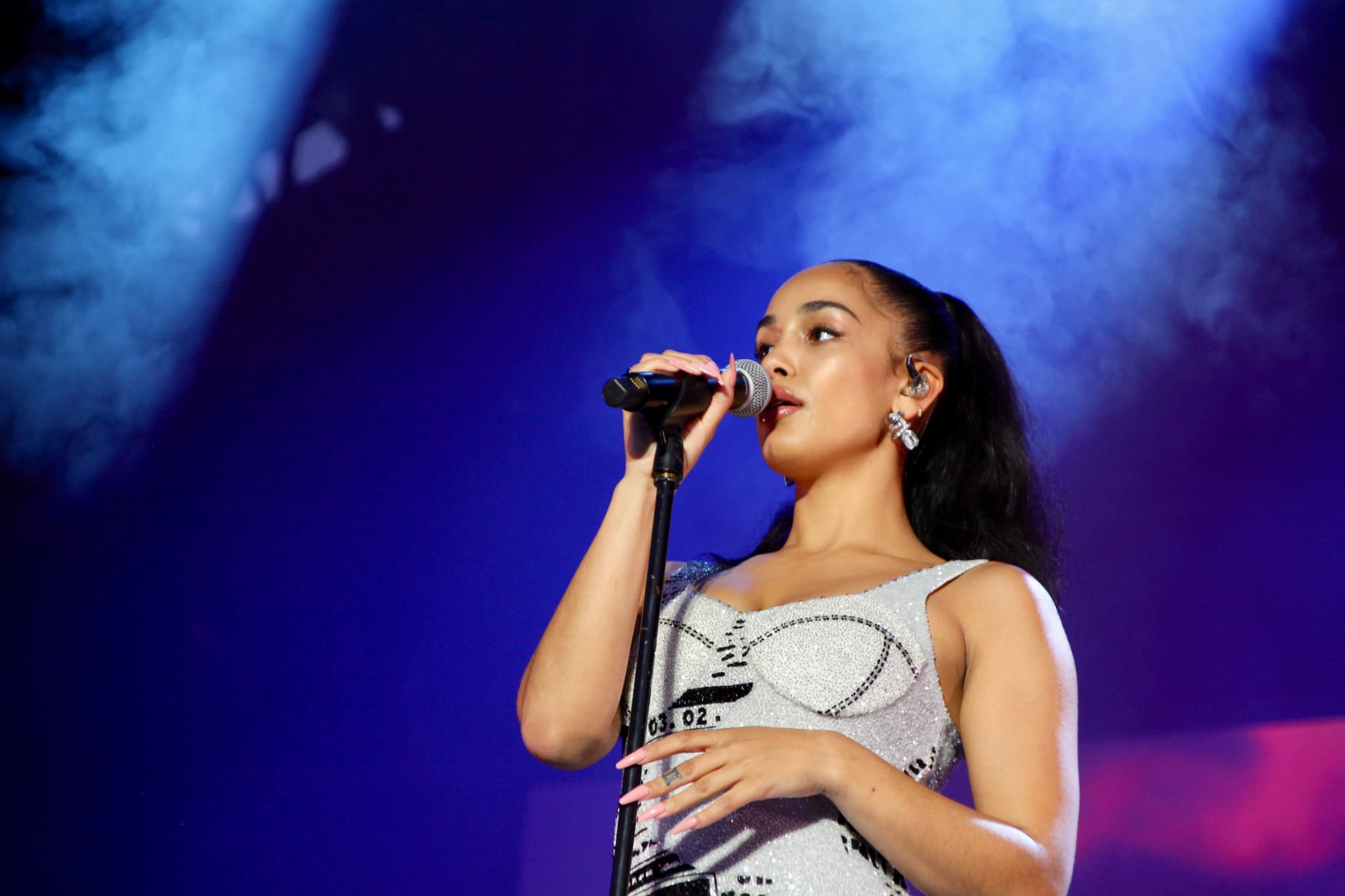 Jorja Smith, sensation R'n'B venue d'outre-Manche, a attiré la foule devant la Grande Scène ce samedi soir. Jorja Smith, sensation R'n'B venue d'outre-Manche, a attiré la foule devant la Grande Scène ce samedi soir.