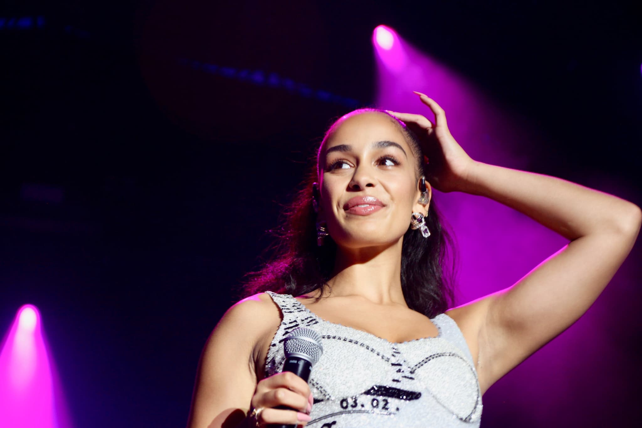 Le public a totalement succombé au charme de Jorja Smith, qui le lui rend bien sur la Grande Scène ce samedi soir. Le public a totalement succombé au charme de Jorja Smith, qui le lui rend bien sur la Grande Scène ce samedi soir.