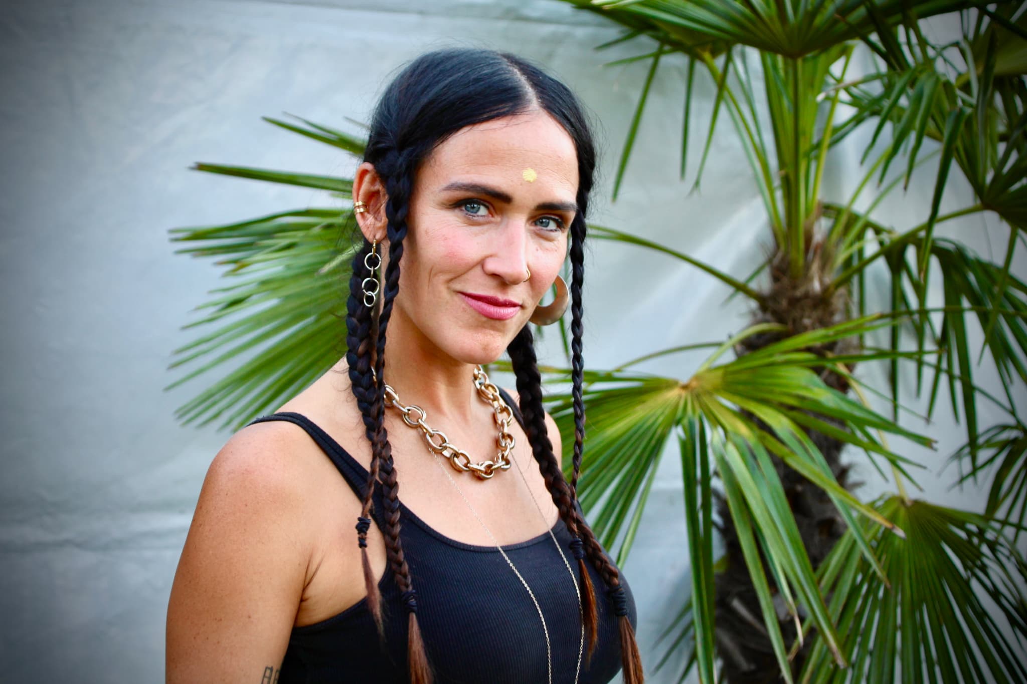Son double héritage culturel, La Chica le fait découvrir à travers sa musique. Son double héritage culturel, La Chica le fait découvrir à travers sa musique.