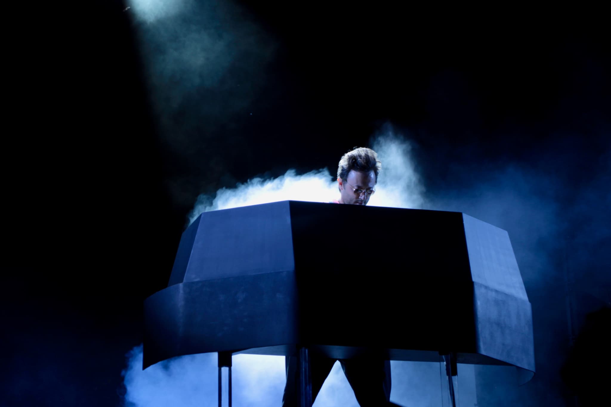 Le dénommé Agoria a fait danser les derniers festivaliers du FNAC Live 2019. Le dénommé Agoria a fait danser les derniers festivaliers du FNAC Live 2019.