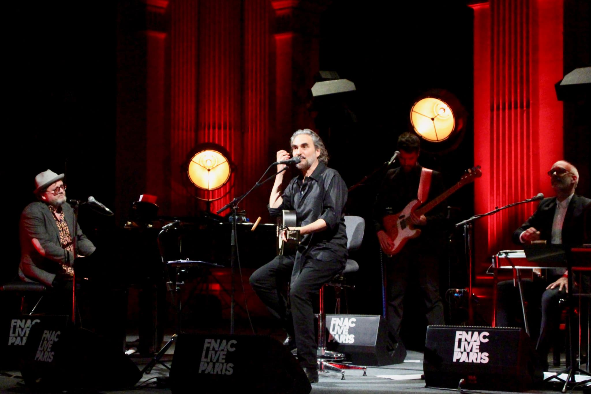 C'est dans l'intimité du Salon, et accompagné de quatre musiciens, que Stephan Eicher interprète ses nouvelles chansons à la guitare. C'est dans l'intimité du Salon, et accompagné de quatre musiciens, que Stephan Eicher interprète ses nouvelles chansons à la guitare.