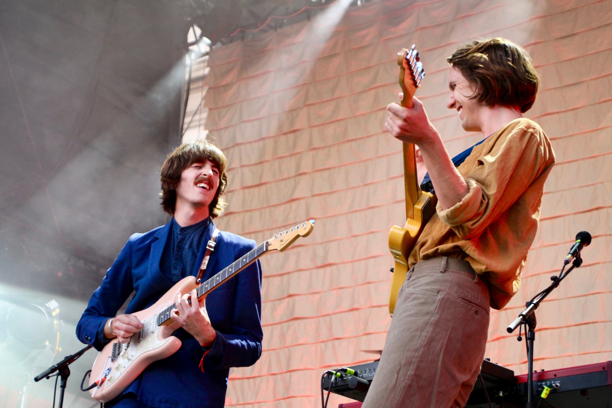 Le chanteur et guitariste, Jules Crommelin, et le chanteur et multi-instrumentaliste, Patrick Hetherington, du groupe Parcels. Le chanteur et guitariste, Jules Crommelin, et le chanteur et multi-instrumentaliste, Patrick Hetherington, du groupe Parcels.