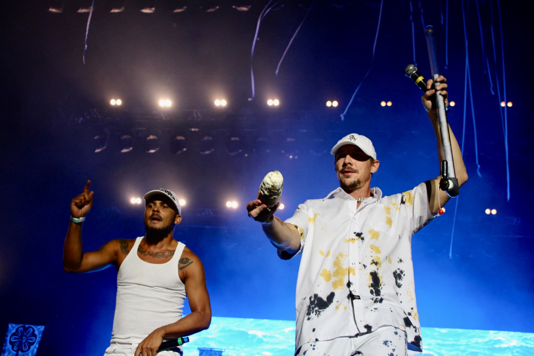 On ne rêve pas, c'est bien un authentique sauciflard que le DJ s'apprête à jeter dans la foule ? On ne rêve pas, c'est bien un authentique sauciflard que le DJ s'apprête à jeter dans la foule ?