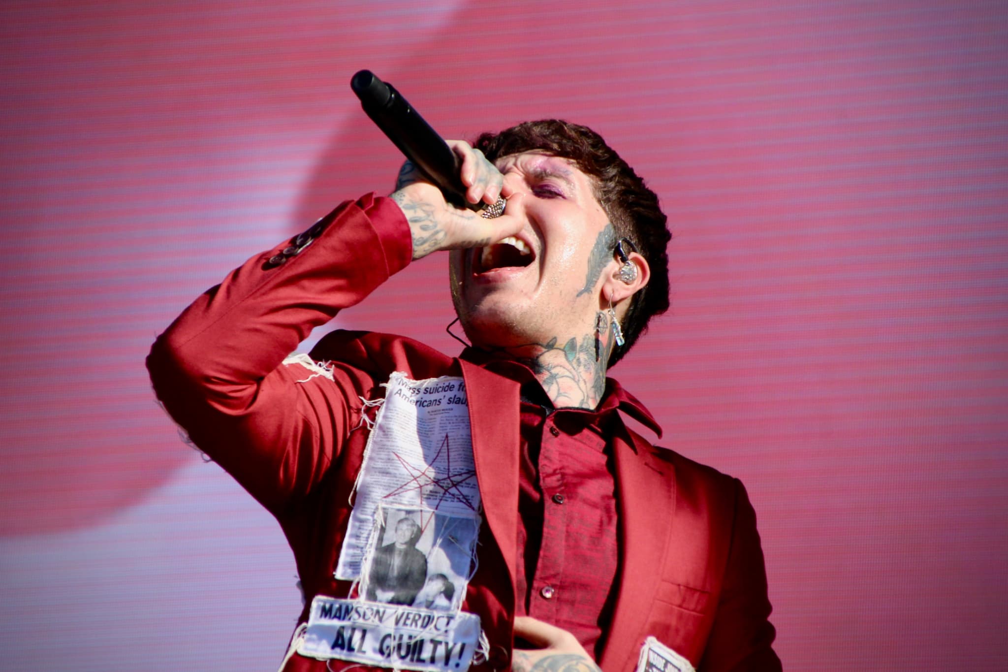 Le chanteur Oliver Sykes alterne entre des lignes de chant mélodiques et d'autres plus screamo Le chanteur Oliver Sykes alterne entre des lignes de chant mélodiques et d'autres plus screamo