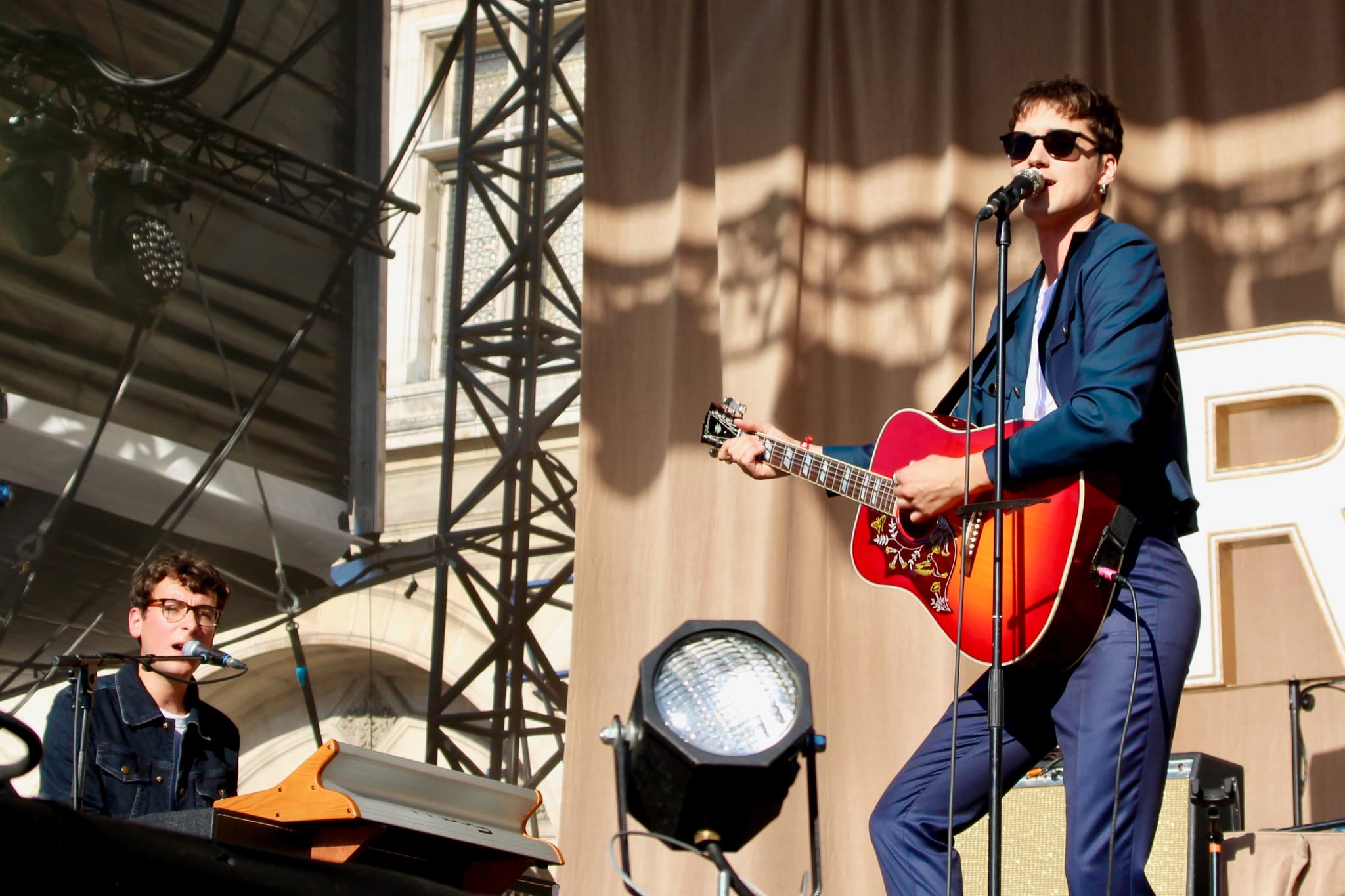 Pierre Guénard a su séduire la foule avec son groupe de rock français Radio Elvis. Pierre Guénard a su séduire la foule avec son groupe de rock français Radio Elvis.