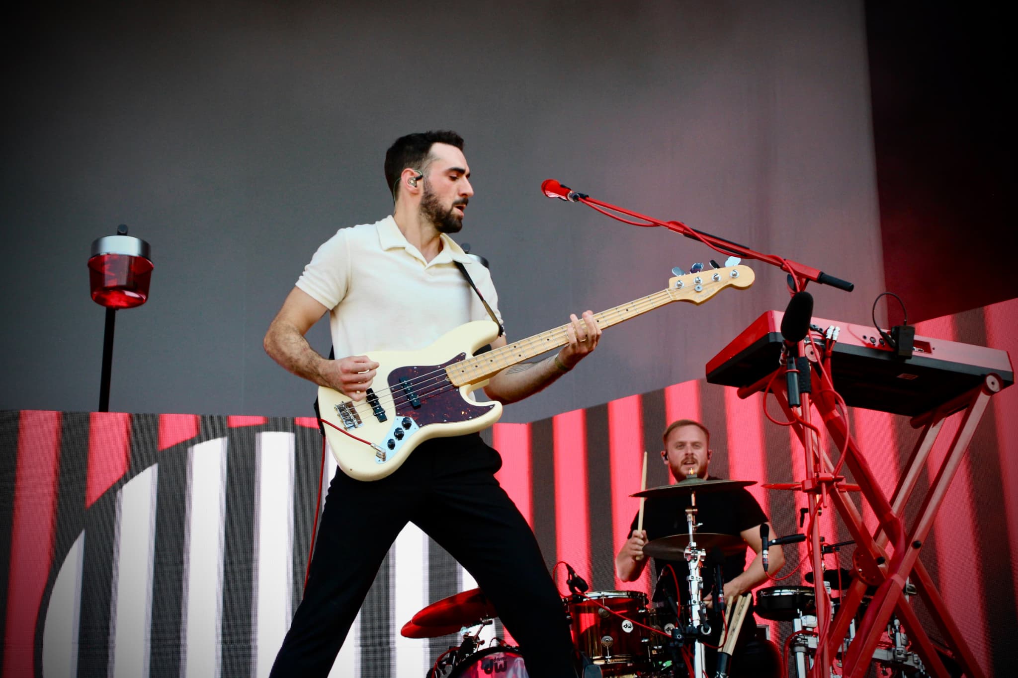 Les autres membres de Two Door Cinema Club sont en polo. Un choix vestimentaire un peu plus logique Les autres membres de Two Door Cinema Club sont en polo. Un choix vestimentaire un peu plus logique