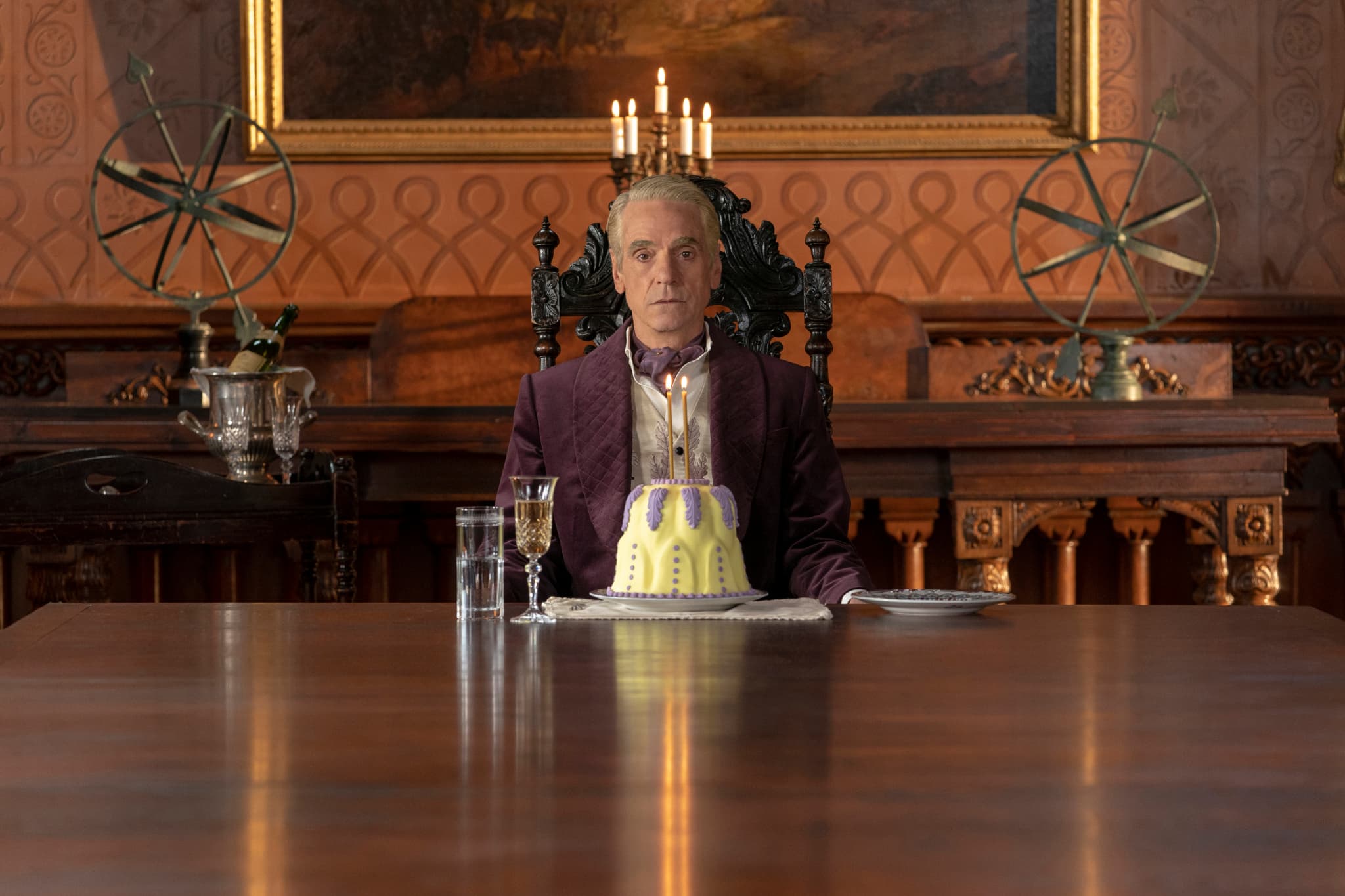 Ozymandias incarné par Jeremy Irons dans la série Watchmen. Ozymandias incarné par Jeremy Irons dans la série Watchmen.