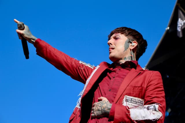 Oliver Sykes, le chanteur de Bring Me the Horizon, motive ses fans pour le concert le plus heavy du week-end