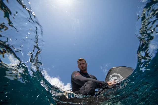 Chris Hemsworth part à la rencontre des requins le 7 juillet prochain sur Disney+