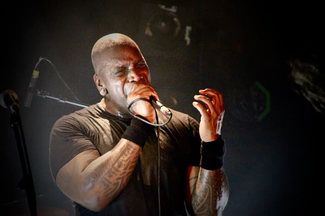 Derrick Green a bien donné de sa prestance ce mardi soir à La Maroquinerie, pour le plus grand bonheur du public.